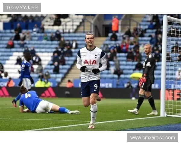 凯恩寒风中挥杆打高尔夫穆勒点赞为他加油打气